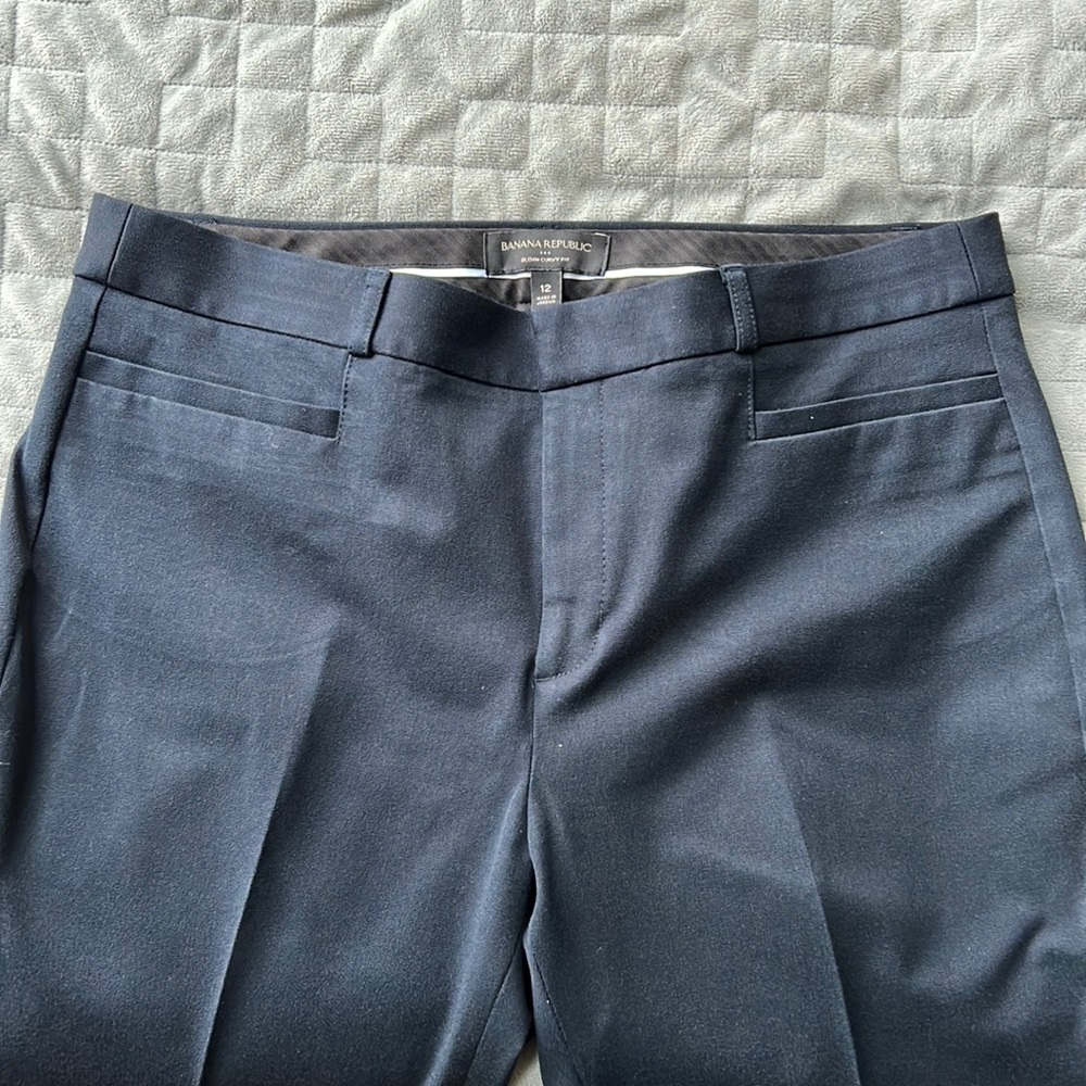 Banana Republic Sloan Curvy fit 12. Navy blue. 26" inseam. EUC